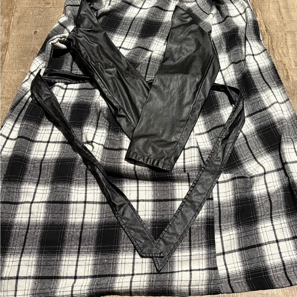 Black and White Plaid Women's coat - Picture 4 of 4